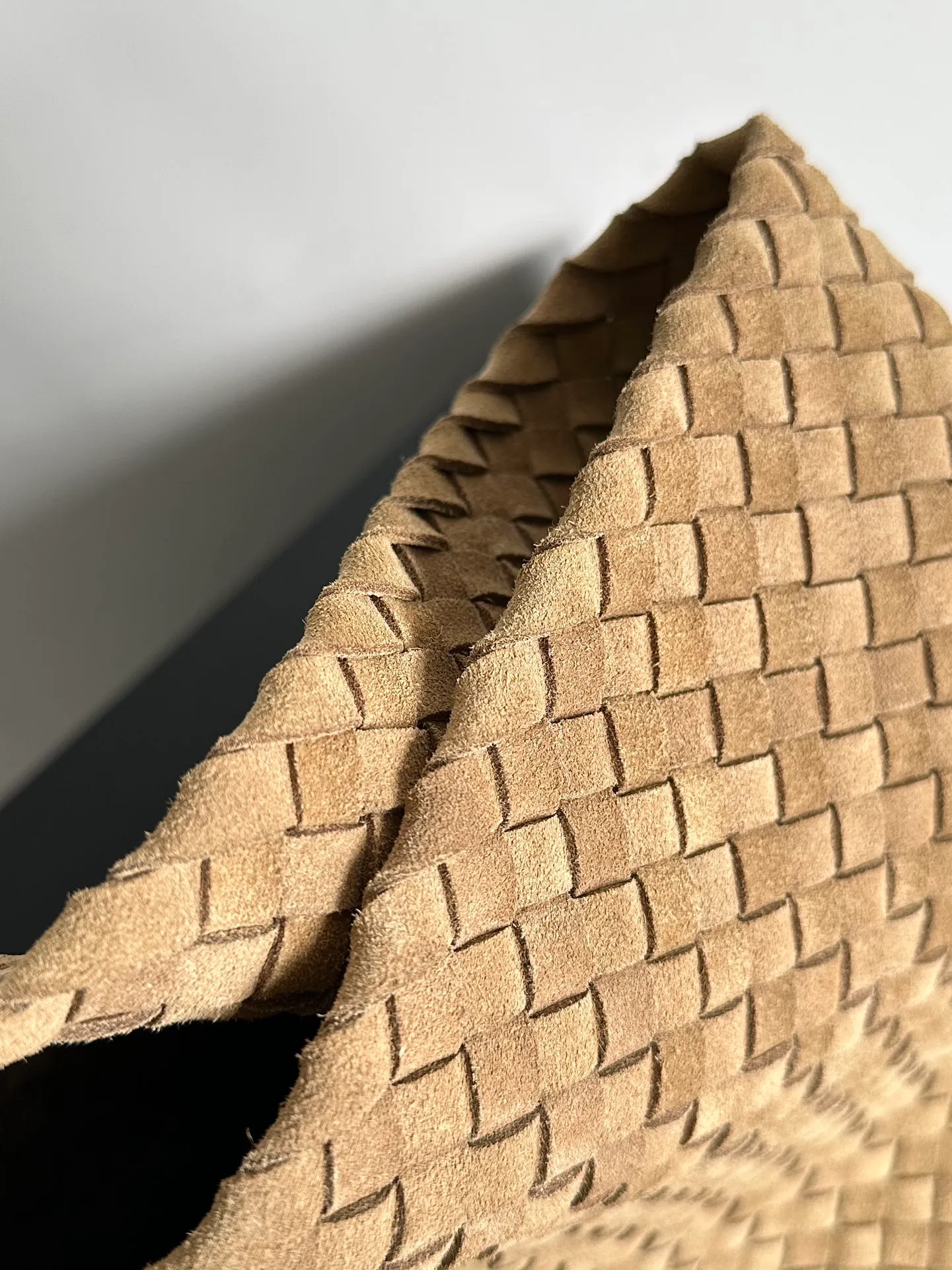 Batch 2860 Classic returns... (large size 51cm) • Cabat, born in 2001, is one of the most iconic styles of the Bottega Veneta workshop. The whole bag is made of top-grade imported lambskin. There is no exposed logo on the whole bag, but with the classic wide woven elements, you can tell who it belongs to at a glance! Can be carried on one shoulder, very practical! Style number: 608811 Size: 51*18*28